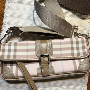 🌸beautiful Bluberry London crossbody. Comes with adjustable removable strap.🌸